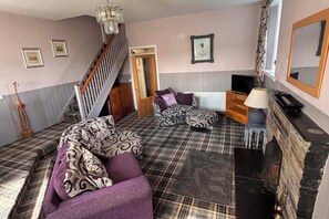 TV - Apartment Sleeps 2 with WiFi (Wick)