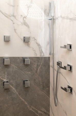 Haartrockner, Handtücher, Seife, Toilettenpapier