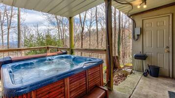 Rumah, Beberapa Tempat Tidur (Bear View Chalet) | Bathtub spa outdoor