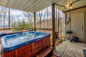 Rumah, Beberapa Tempat Tidur (Bear View Chalet) | Bathtub spa outdoor