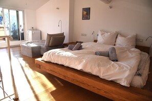 2 bedrooms, WiFi, bed sheets - Penthouse With Rooftop Terrace in Uzès (Uzès)