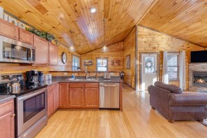 House, Multiple Beds (Bear Cove) | Private kitchen - Bear Cove (Pigeon Forge)
