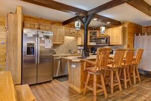 House, Multiple Beds (Honey Bear Lodge) | Private kitchen - Honey Bear Lodge (Gatlinburg)