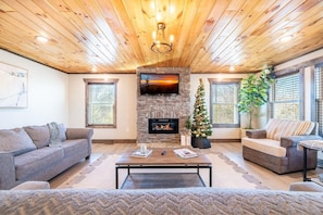 House, Multiple Beds (Ain’t Life Grand) | Living area - Aint Life Grand (Sevierville)