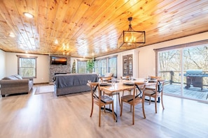 House, Multiple Beds (Ain’t Life Grand) | Interior - Aint Life Grand (Sevierville)