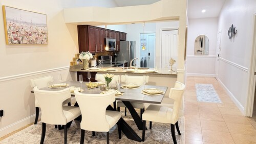 Modern 2-Bedroom Apartment Near UF Health Shands & Celebration Pointe