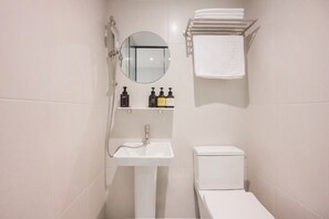 City View Double Room | 浴室 | 淋浴設備、吹風機、毛巾、洗髮精