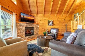 House, Multiple Beds (Owl Be Back) | Living area - Owl Be Back (Pigeon Forge)