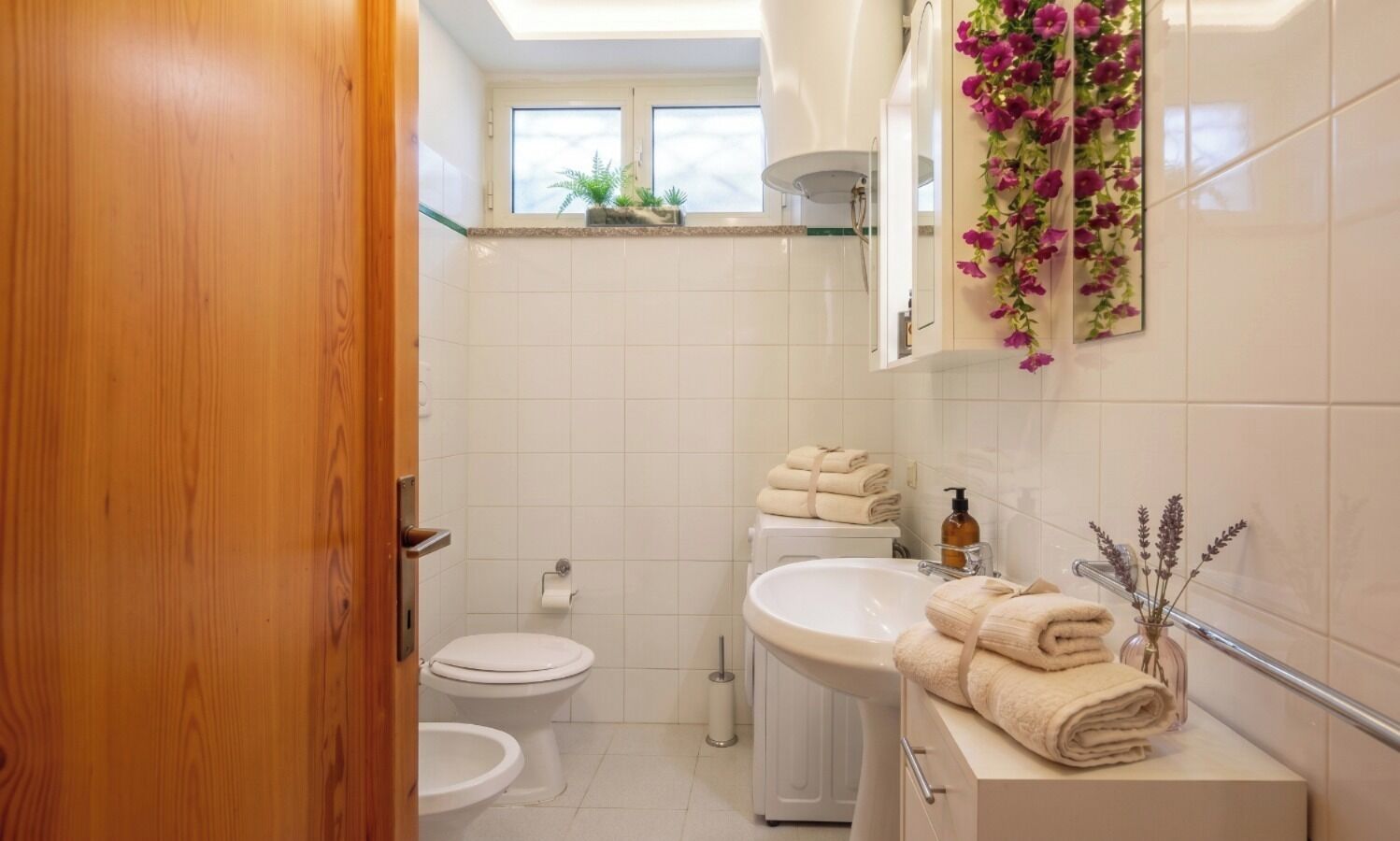 Douche, sèche-cheveux, bidet, serviettes fournies