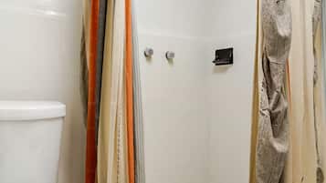 Apartment, 2 Bedrooms, Air conditioning | Bathroom | Towels, soap, shampoo, toilet paper