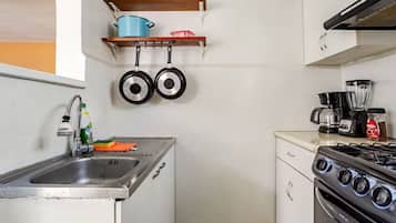 Apartment, 2 Bedrooms, Air conditioning | Private kitchen | Full-size fridge, microwave, oven, stovetop