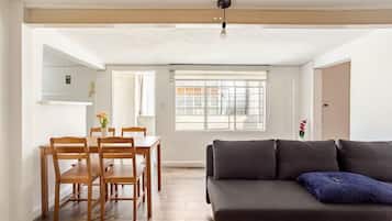 Apartment, 2 Bedrooms, Air conditioning | Living area