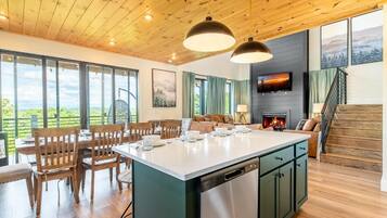 House, Multiple Beds (Spa Mountain Retreat) | Dining