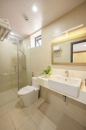 Family Room, City View | Bathroom - Kinh Do Hotel (Thuan Hoa)