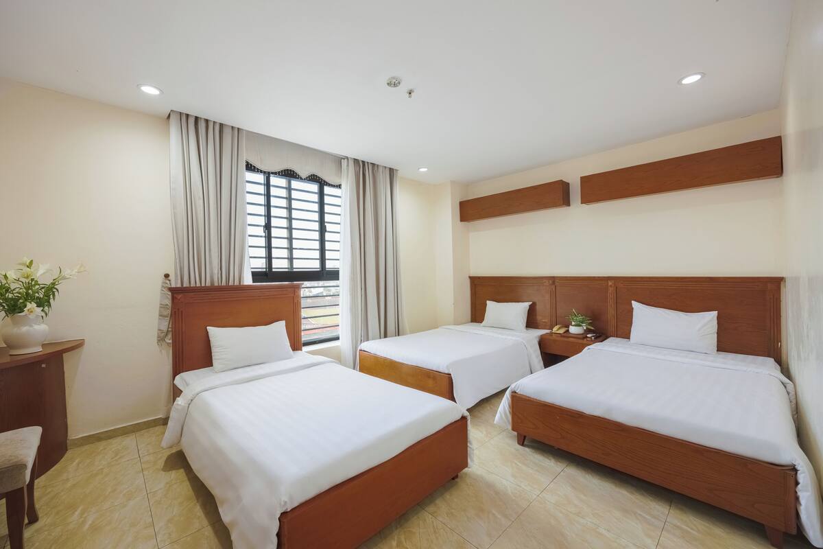 Habitación triple básica, vista a la ciudad | Wifi gratis 