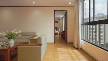 Chambre Deluxe, vue ville | Coin séjour