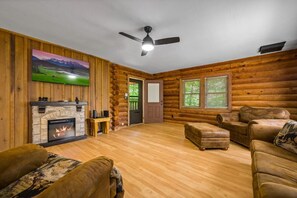 House, Multiple Beds (Call of the Wild) | Living area - Call of the Wild (Sevierville)