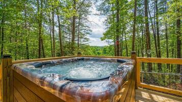 House, Multiple Beds (Call of the Wild) | Outdoor spa tub