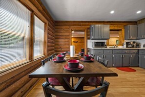 Casa, varias camas (Call of the Wild) | Restaurantes