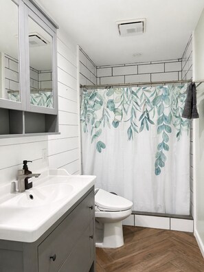 Regadera, secadora de cabello, bidet, toallas 