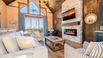 Casa, varias camas (Bearfoot Cove) | Área de sala de estar