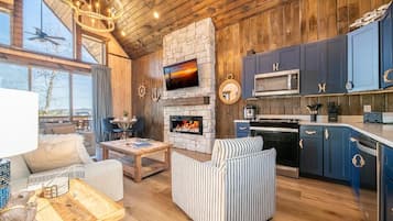 Casa, varias camas (Bearfoot Cove) | Área de sala de estar
