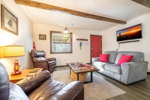 House, 1 Queen Bed (Hidden Retreat) | Living area - Hidden Retreat (Gatlinburg)
