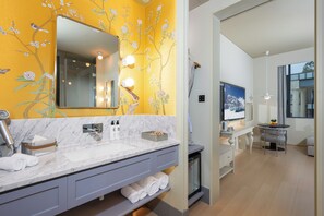 Basic Double Room, Courtyard View | Bathroom - Suzhou Jinji Lake LAGORA Laigu Hotel (Suzhou)
