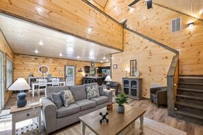 Ferienhaus, Mehrere Betten (Z - Smoky Serenity Retreat) | Wohnbereich