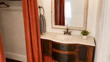 Een douche, een haardroger, een bidet, handdoeken