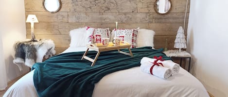 2 bedrooms, iron/ironing board, WiFi (free), bed sheets