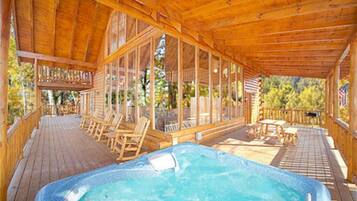 Chalet rustique, Plusieurs lits (Kodiak) | Terrasse/patio