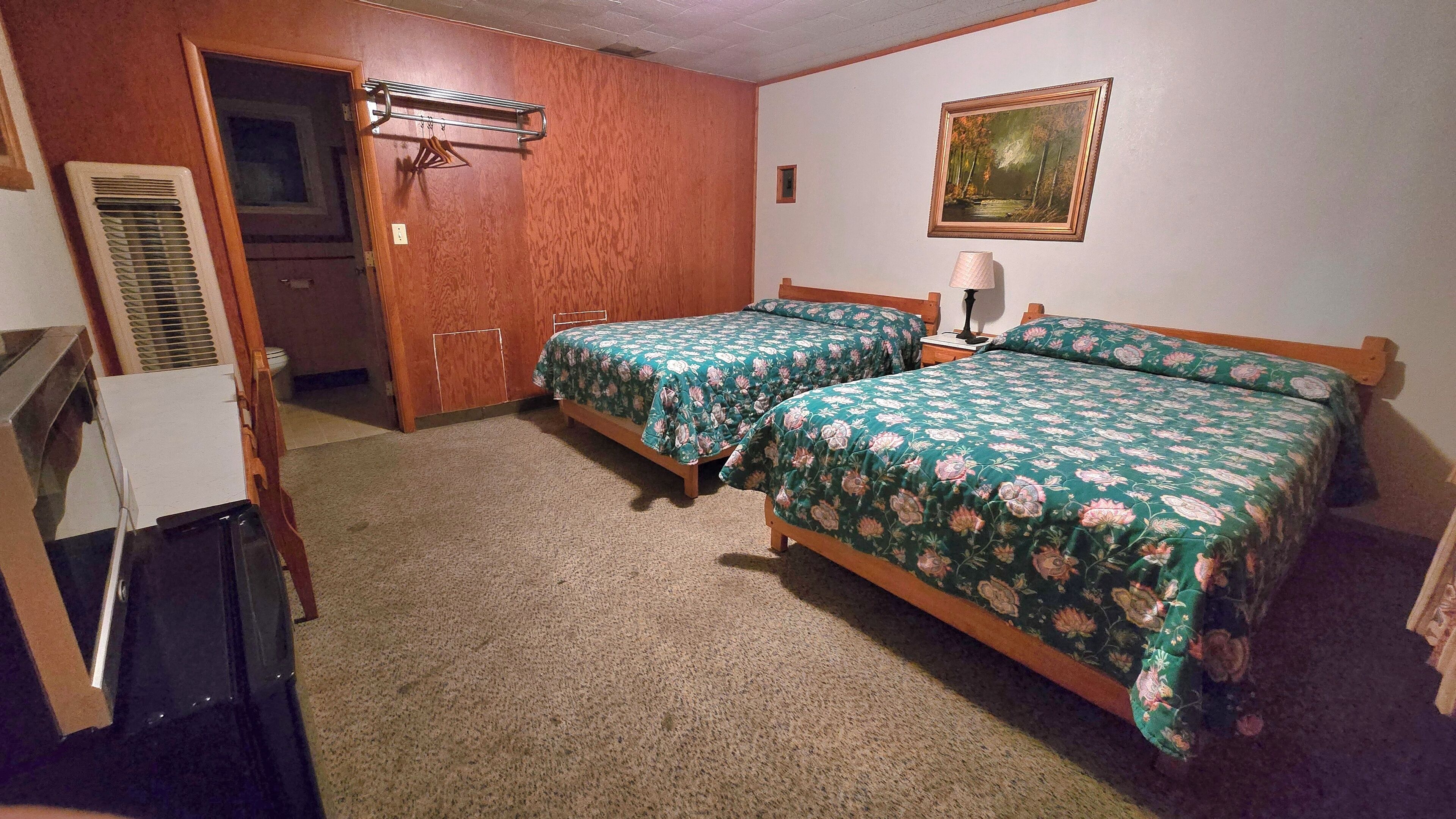 Desk, laptop workspace, WiFi (free), individually furnished