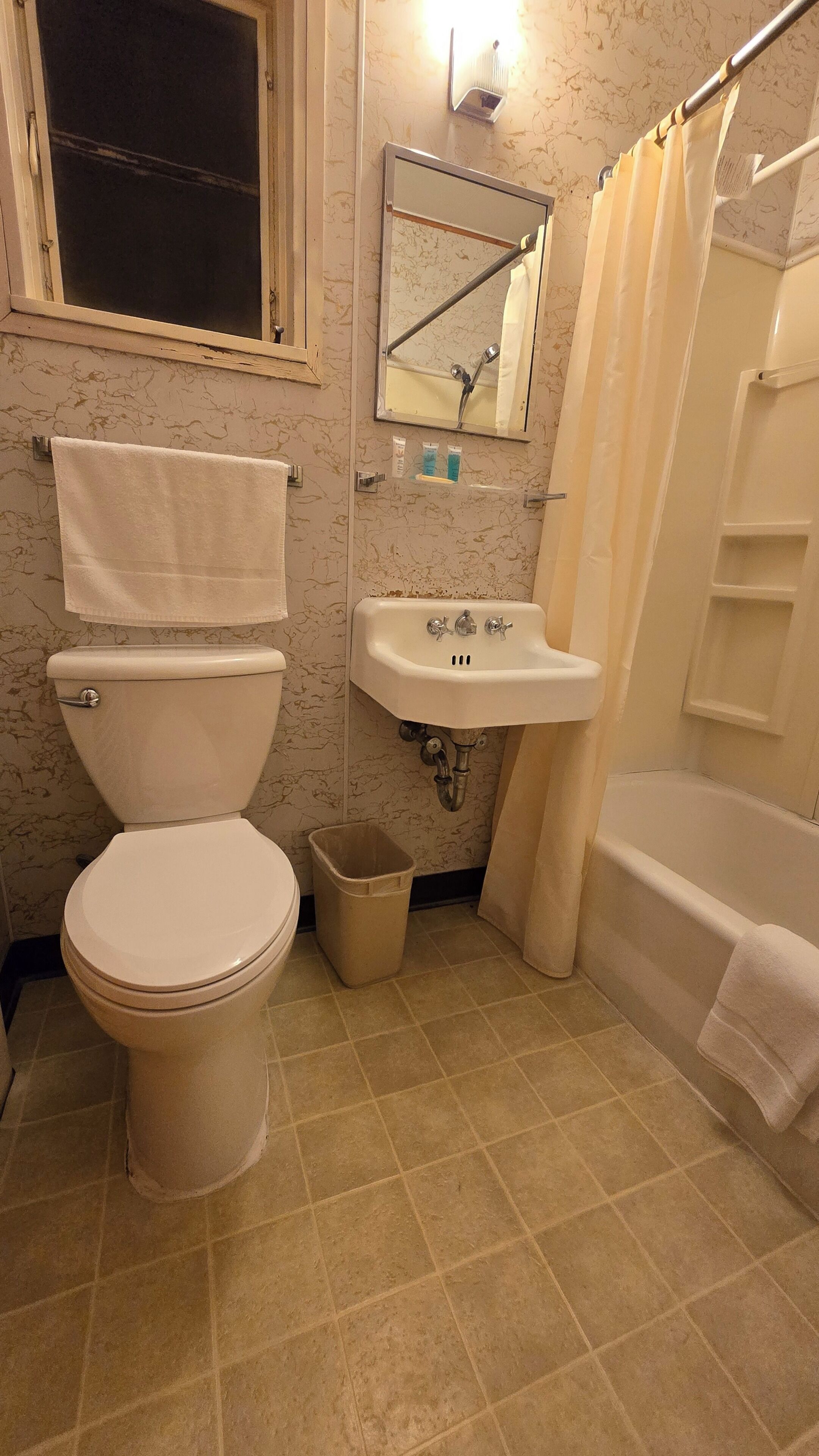 Ein Badezimmer mit Toilette, Waschbecken und Badewanne.