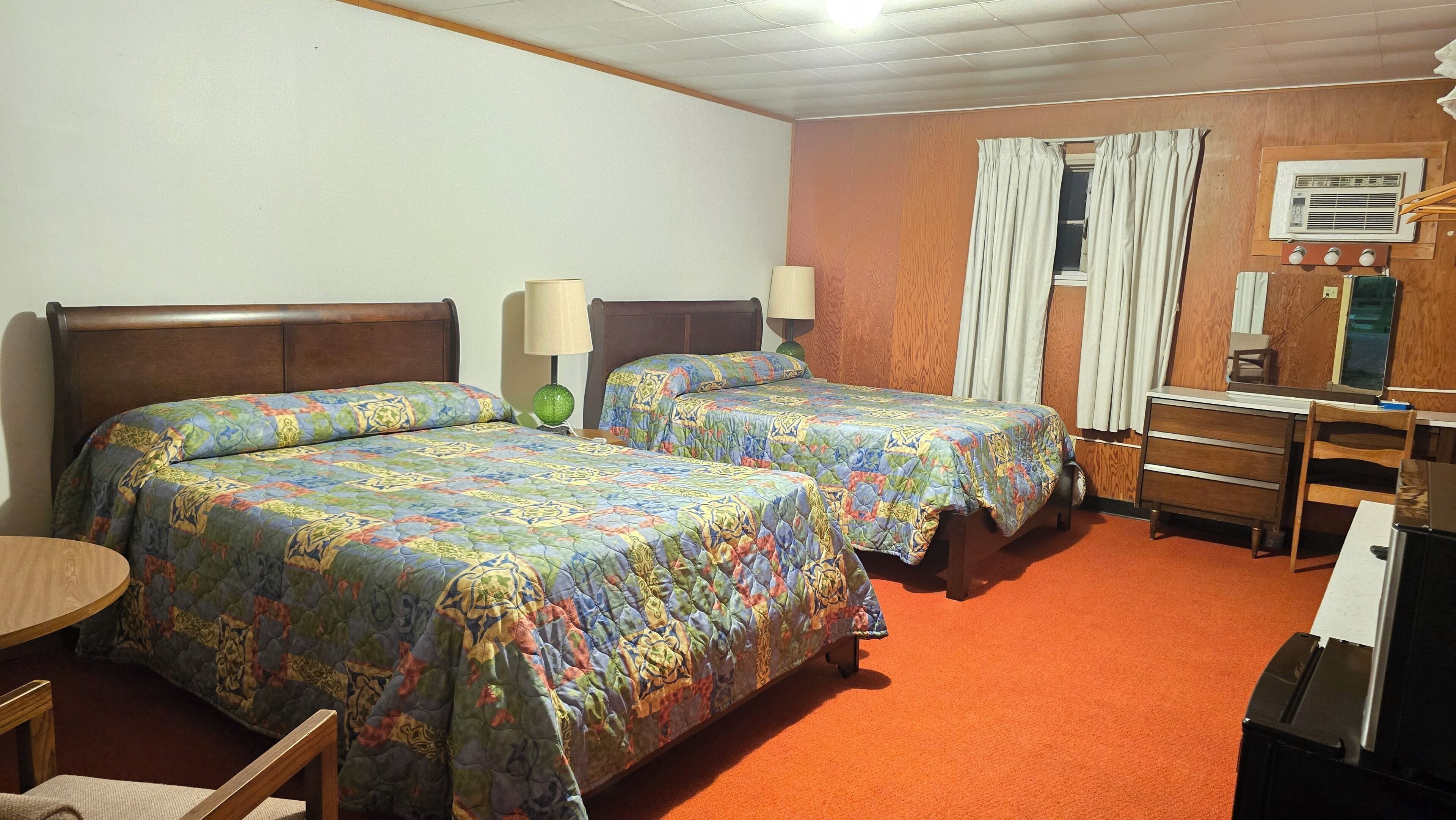 Desk, laptop workspace, WiFi (free), individually furnished