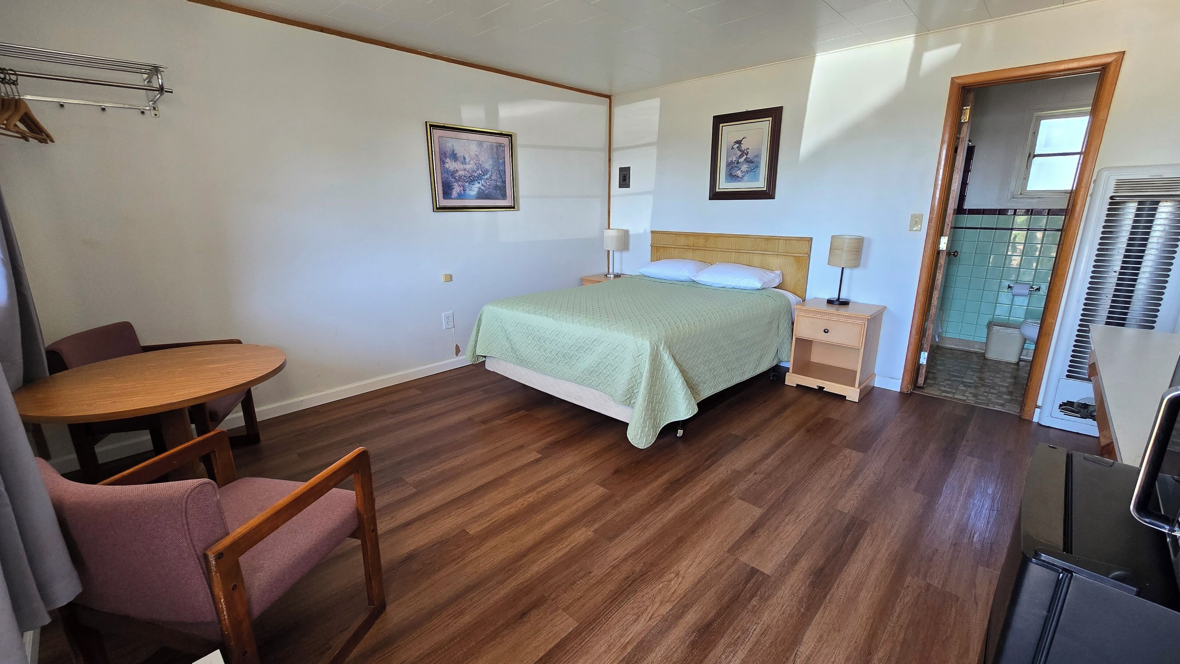 Espacio para trabajar con laptop y wifi gratis 