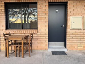 Outdoor dining - Southern Skies Motel (Blayney)