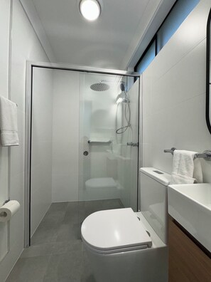 Hair dryer, towels, soap, shampoo - Southern Skies Motel (Blayney)