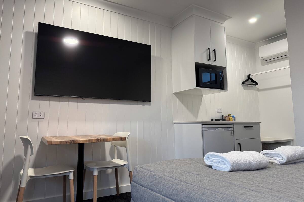 Desk, laptop workspace, WiFi (free)