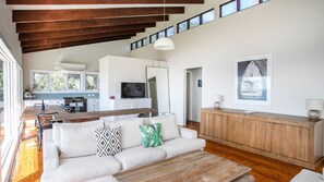 Smart TV, DVD player, books - Sea And Sky - Oceanfront Beach House, Private Pool, WiFi (Mollymook Beach)