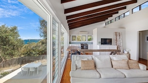 Smart TV, DVD player, books - Sea And Sky - Oceanfront Beach House, Private Pool, WiFi (Mollymook Beach)