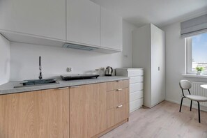 Kjøleskap, mikrobølgeovn og kokeplater