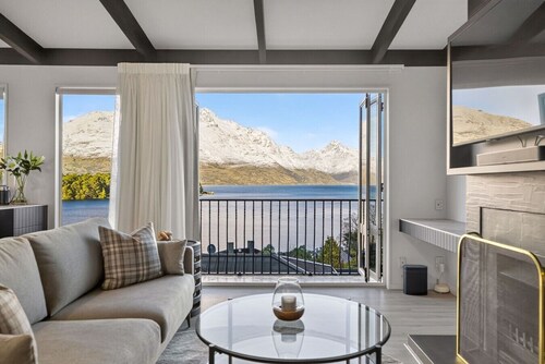 Lakeview Luxury Retreat | Stunning Views | Walk to Queenstown