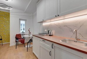 Kühlschrank, Mikrowelle, Herdplatte