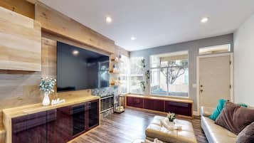 TV connectée, cheminée, écrans d'ordinateur, imprimantes