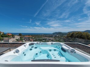 Bañera de hidromasaje al aire libre