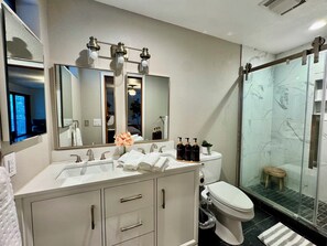 Secador de pelo, bidet, toallas, jabón