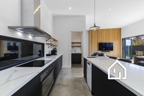 Wasserkocher mit Kaffee-/Teezubehör, Kühlschrank, Mikrowelle, Ofen