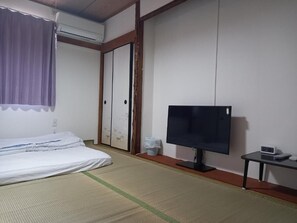 Blackout curtains, soundproofing, free WiFi - Lucky House Guest House (Osaka-shi)