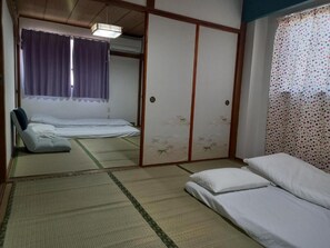 Blackout curtains, soundproofing, free WiFi - Lucky House Guest House (Osaka-shi)